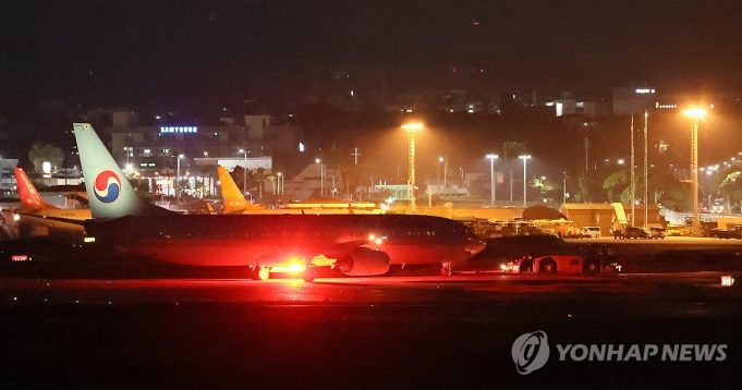 한밤 제주공항 마비시킨 이륙중 경고등→급제동→타이어 파손