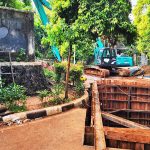 PAM Jaya는 자카르타 남부시청 뒤길에서 상수도 파이프라인을 설치하고 있다.