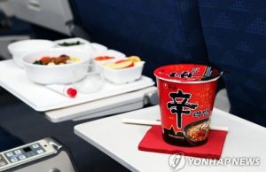 대한항공, 일반석 컵라면 제공 중단…”난기류 화상사고 방지”