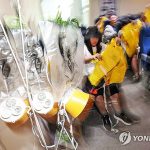 난기류 등 항공기 비상 상황 대처법 배우는 학생들