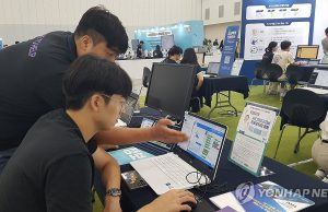 내년 AI디지털교과서 도입 찬반논쟁…”맞춤교육” vs “인지발달 저해”