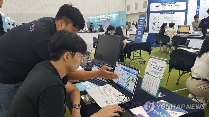 내년 AI디지털교과서 도입 찬반논쟁…”맞춤교육” vs “인지발달 저해”