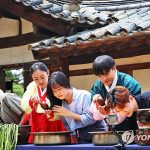 한국 전통 단오 풍습 체험하는 유학생들