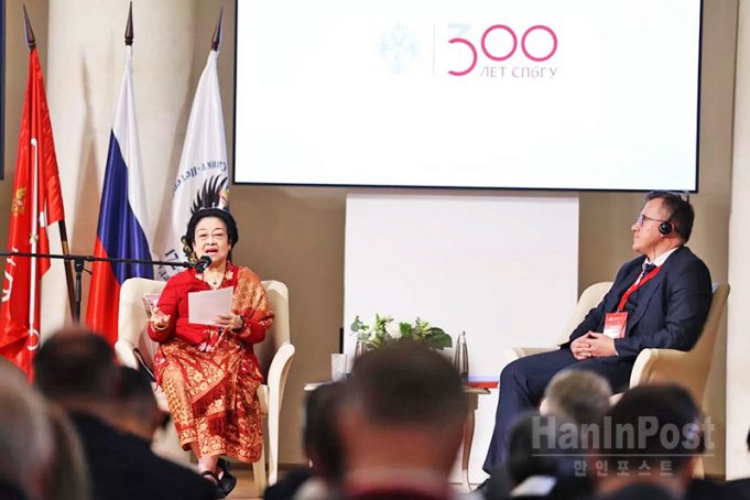 메가와티 러시아서 “AI 규제위한 국제법 제정 촉구”