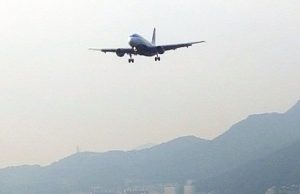‘드론 출현’에 제주 김해공항 운항 중단 사고…귀성·관광객 불편