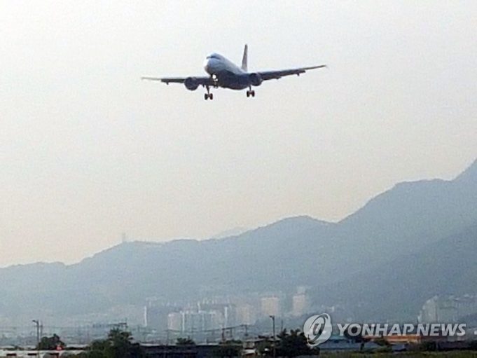 ‘드론 출현’에 제주 김해공항 운항 중단 사고…귀성·관광객 불편