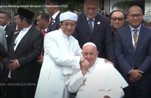 교황-이슬람 최고성직자, 머리와 손 입맞춤하며 종교화합 강조… ‘이스티크랄 선언문’ 서명