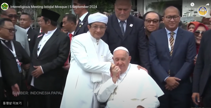 교황-이슬람 최고성직자, 머리와 손 입맞춤하며 종교화합 강조… ‘이스티크랄 선언문’ 서명