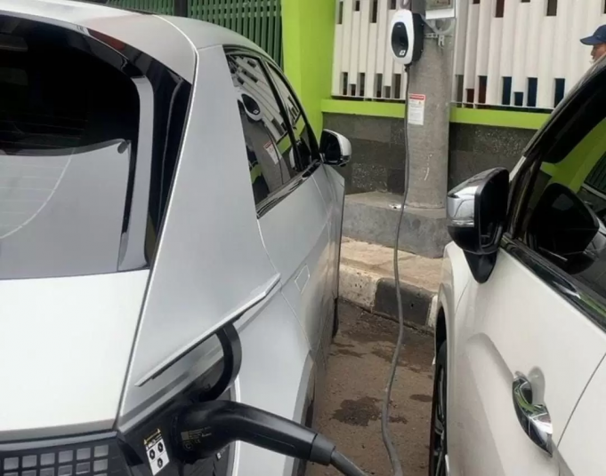 “올해안에 자카르타에 1,000개 전신주 전기 충전기 설치”