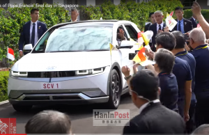 교황이 선택한 ‘아이오닉5’…싱가포르 이동과정서 포착 ‘화제’