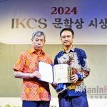 ▲‘2024년 문학상’ 시상식에서 ‘미르한의원’을 운영하는 한의사 서상영 씨가 ‘자카르타 경로당’으로 대상을 수상했다. 2024.09.28. 한인니문화연구원 제공