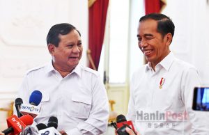 조코위 “정권이양 순조롭게 잘 진행돼 기뻐”