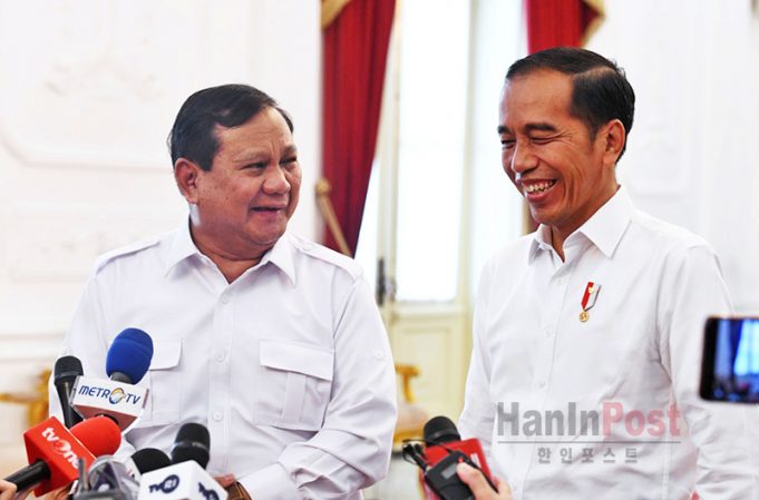 조코위 “정권이양 순조롭게 잘 진행돼 기뻐”