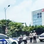 ▲쪼그려 뛰기 벌받은 경찰관 영상 화제