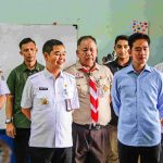 ▲테구 세티아부디 자카르타 주지사 대행과 기브란 라까부밍 라카 부통령이 무료 급식 배포 과정을 참관하고 있다. 2024.10.23