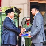 ▲프라보워 수비안또 대통령이 국방장관 이취임식에서 스자프리 신임 장관에게 기념품을 받고 있다. 2024.10.22. 국방부 제공