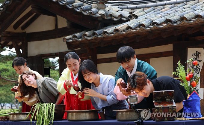 한국, 외국인 유학생 유치해 지역소멸 막는다…지자체 ‘사활 건 총력전’