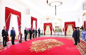 “프라보워 대통령, 메르데카 궁에서 우방국 대사 7명으로부터 신임장 수여”