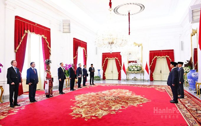 “프라보워 대통령, 메르데카 궁에서 우방국 대사 7명으로부터 신임장 수여”