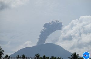 북술라웨시섬 이부 화산 폭발, 남동쪽으로 1,000미터 화산재 분출