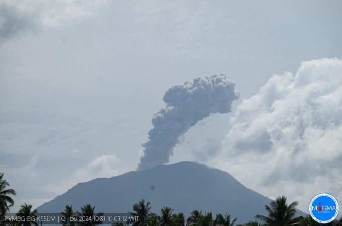 북술라웨시섬 이부 화산 폭발, 남동쪽으로 1,000미터 화산재 분출