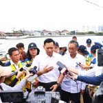 ▲아구스 하리무르띠 유도요노(AHY) 토지부 장관이 자카르타 상수도 공급 시스템을 설명하고 있다. 2024.11.05