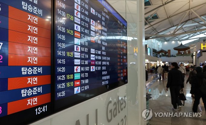 “비행기서 아홉시간 대기”…’첫눈 대란’ 항공기 결항·지연