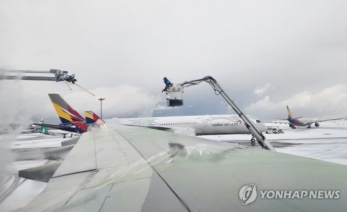 수도권 강타 폭설에 하늘길도 차질…항공 수십편 결항·지연