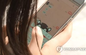학교 스마트폰 사용 금지 법안 추진… 정부 “취지 공감”