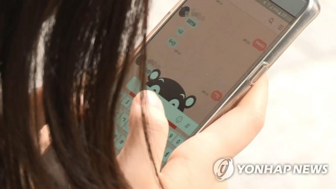 학교 스마트폰 사용 금지 법안 추진… 정부 “취지 공감”