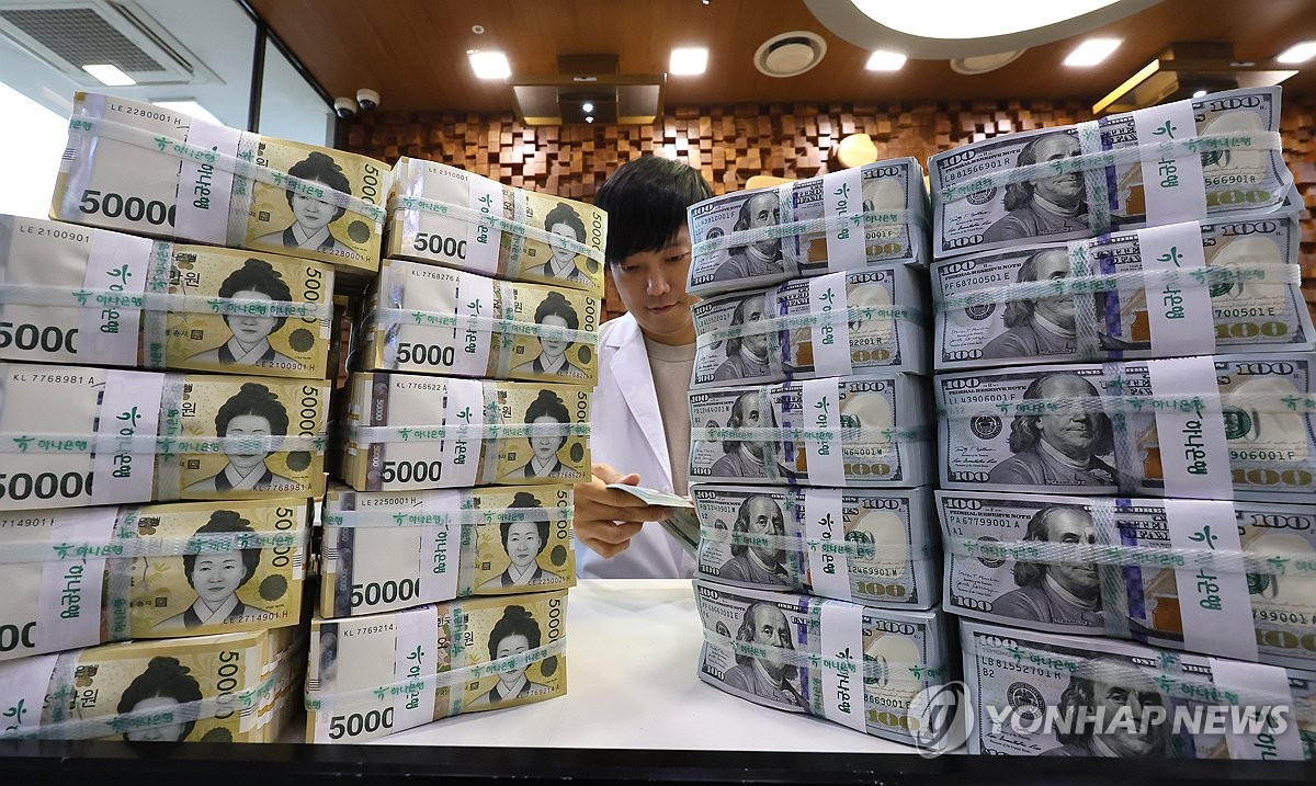 계엄 사태에 환율 뛰자 달러→원 환전도 급증…”차익실현” | 한인포스트