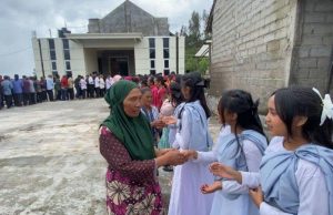 무슬림 마을주민, 성탄절 맞아 교인과 축복 나눠