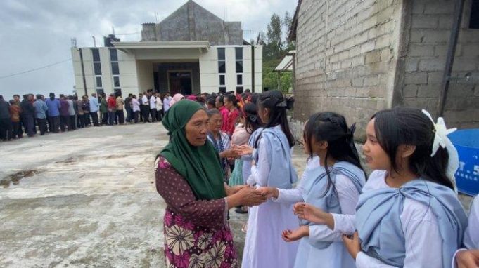 무슬림 마을주민, 성탄절 맞아 교인과 축복 나눠