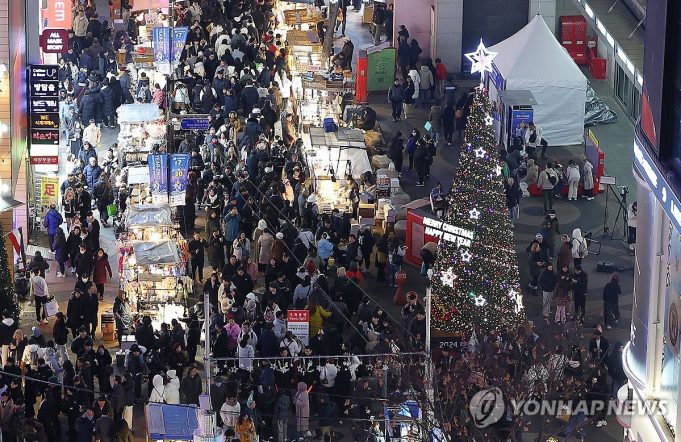 민주주의 되새기는 성탄절… 성당·교회서 예수 탄생 축하