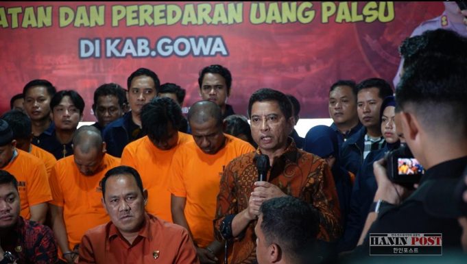 마카사르大 도서관에서 1000조 루피아 위조 화폐 조직 적발… 5천원권 원화 발견