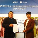 [보도자료_사진] AGLF 박폴 사무총장(좌)과 아이루블 엄태휘 대표(우)가 협약서를 들고 있다.