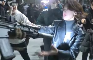 BBC 올해 ‘인상적 이미지’ 12컷에 계엄군 총잡은 안귀령