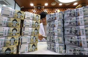 달러 0.4% 오를 때 원화 1.6%나 ↓…”통화스와프도 안전판 난망”