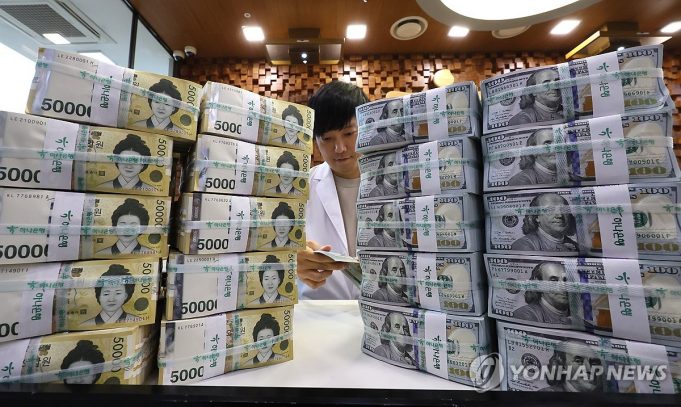 달러 0.4% 오를 때 원화 1.6%나 ↓…”통화스와프도 안전판 난망”