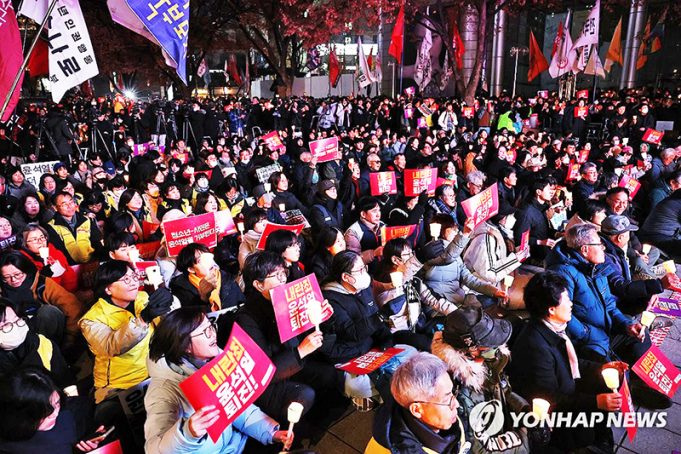 윤 대통령 퇴진 외치는 참석자들