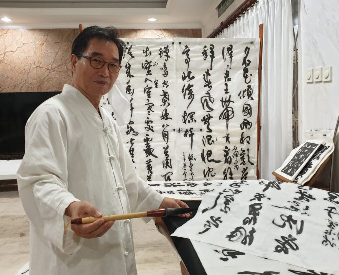 서예가 인재 손인식, 인도네시아와 25년 인연 담은 고희전 개최