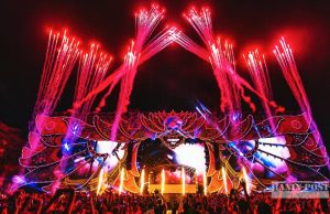 공연장에서 외국인 45명에게 25억 갈취한 경찰