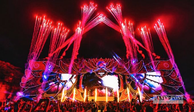 공연장에서 외국인 45명에게 25억 갈취한 경찰