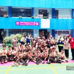 LIG넥스원 등 봉사단원들이 인도네시아 현지 학생들과 기념 사진을 찍고있다. [사진=LIG넥스원]