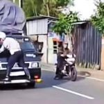 ▲데폭시 교통단속원이 과적 픽업트럭 보닛에 매달려 있다. 2025.1.7