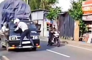 데폭 교통단속원, 과적 픽업트럭 보닛에 매달린 영상 확산