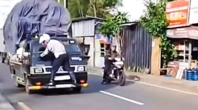 데폭 교통단속원, 과적 픽업트럭 보닛에 매달린 영상 확산