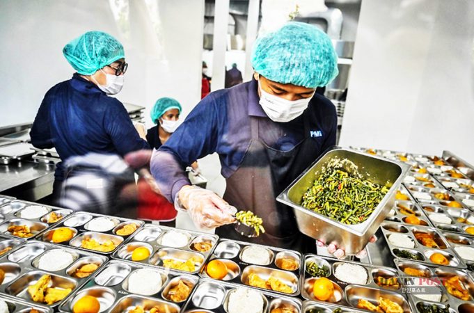 무료 급식 확대 위해 정부 예산 306조 루피아 삭감