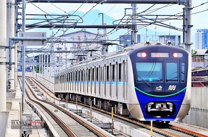 무선 통신 ‘QRIS 탭’, MRT·KRL 도입 시동… 2025년 전면 시행 목표