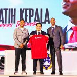 ▲인도네시아 축구협회(PSSI)는 클라위베르트 신임 감독에게 유니폼을 전달하고 있다. 2025.1.12.